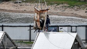 Ruské úřady začaly s osvobozováním skoro stovky nelegálně odchycených kosatek a běluh z „velrybího vězení“ na ruském Dálném východě, proti kterému ostře a hlasitě protestovali ochránci životního prostředí.