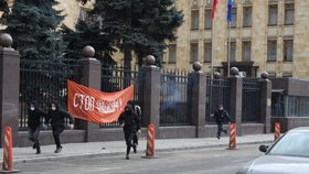 Ruští extremisté kvůli Koněvovi napadli velvyslanectví ČR v Rusku