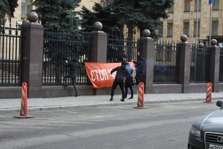 Ruští extremisté kvůli Koněvovi napadli velvyslanectví ČR v Rusku