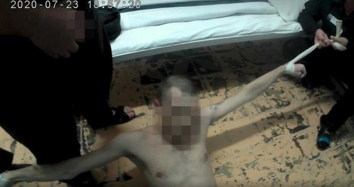 Ruské úřady začaly vyšetřovat zprávy o mučení ve věznicích poté, co se na veřejnost dostalo video zachycující znásilňování spoutaného vězně.
