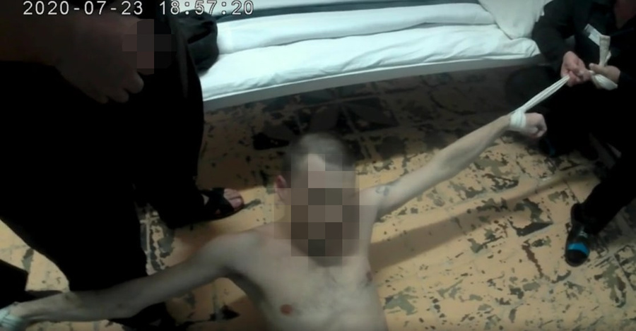 Ruské úřady začaly vyšetřovat zprávy o mučení ve věznicích poté, co se na veřejnost dostalo video zachycující znásilňování spoutaného vězně.