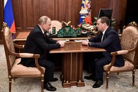 V Rusku končí vláda. Medveděv oznámil rezignaci, vystřídat ho má exšéf berňáků