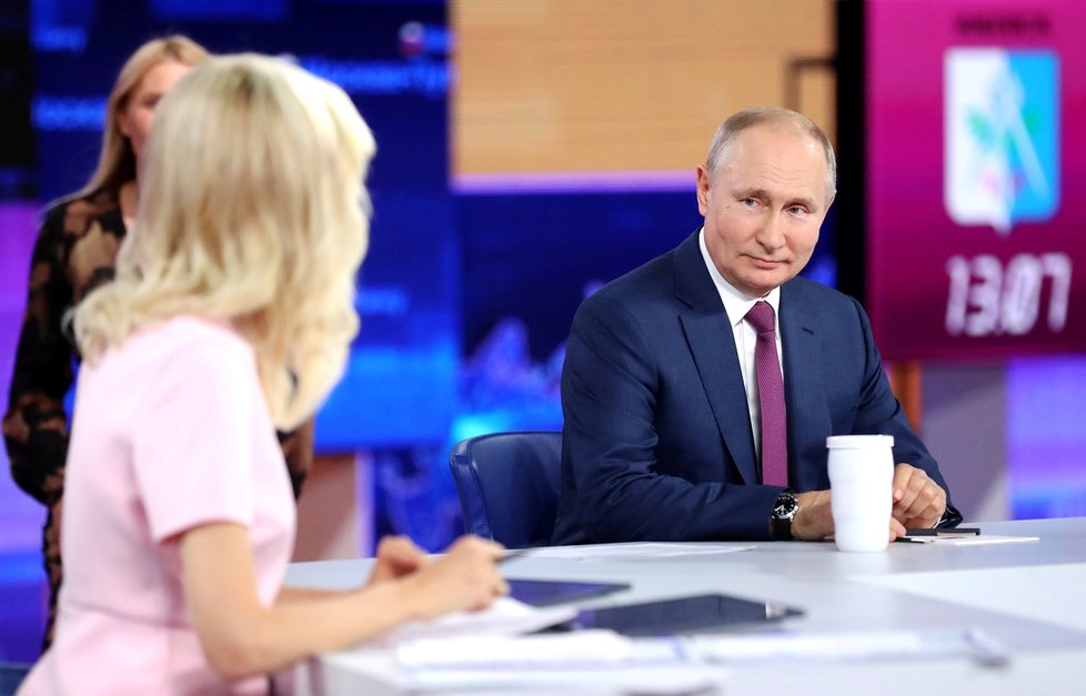 Ruský prezident Vladimir Putin během debaty s Rusy (30. 6. 2021)