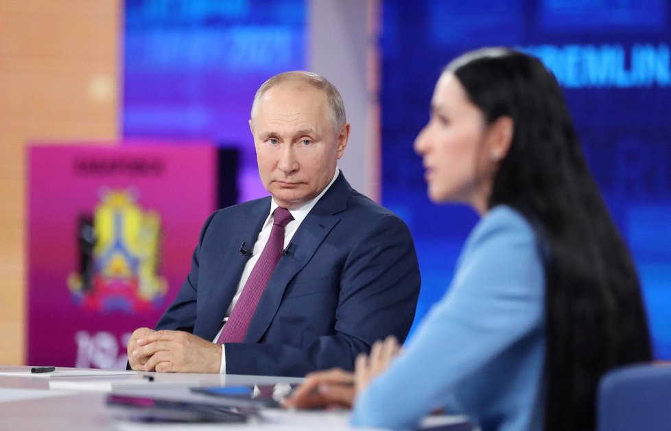 Ruský prezident Vladimir Putin během debaty s Rusy (30. 6. 2021)