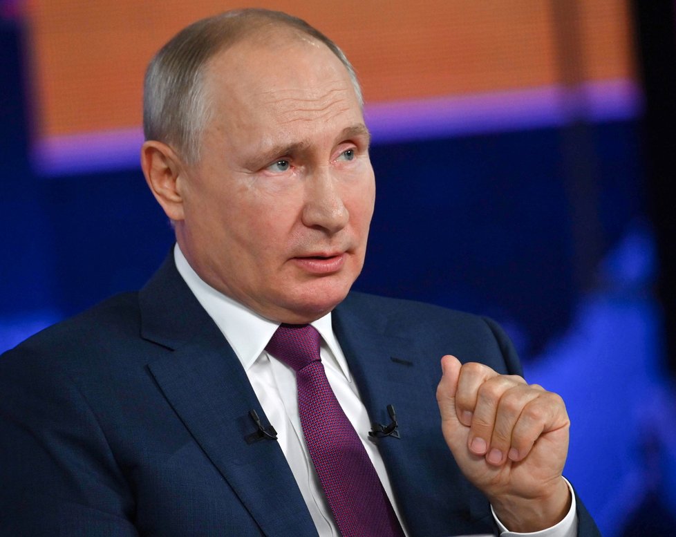 Ruský prezident Vladimir Putin během debaty s Rusy (30. 6. 2021)