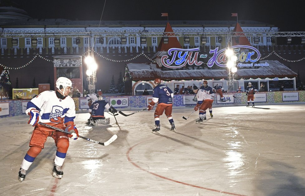 Ruský prezident se v hokejové výzbroji proháněl po Rudém náměstí, (29.12.2018).