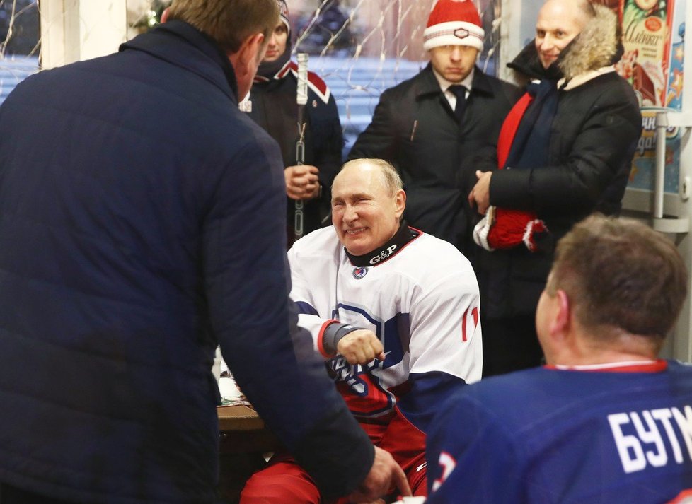Ruský prezident se v hokejové výzbroji proháněl po Rudém náměstí, (29.12.2018).