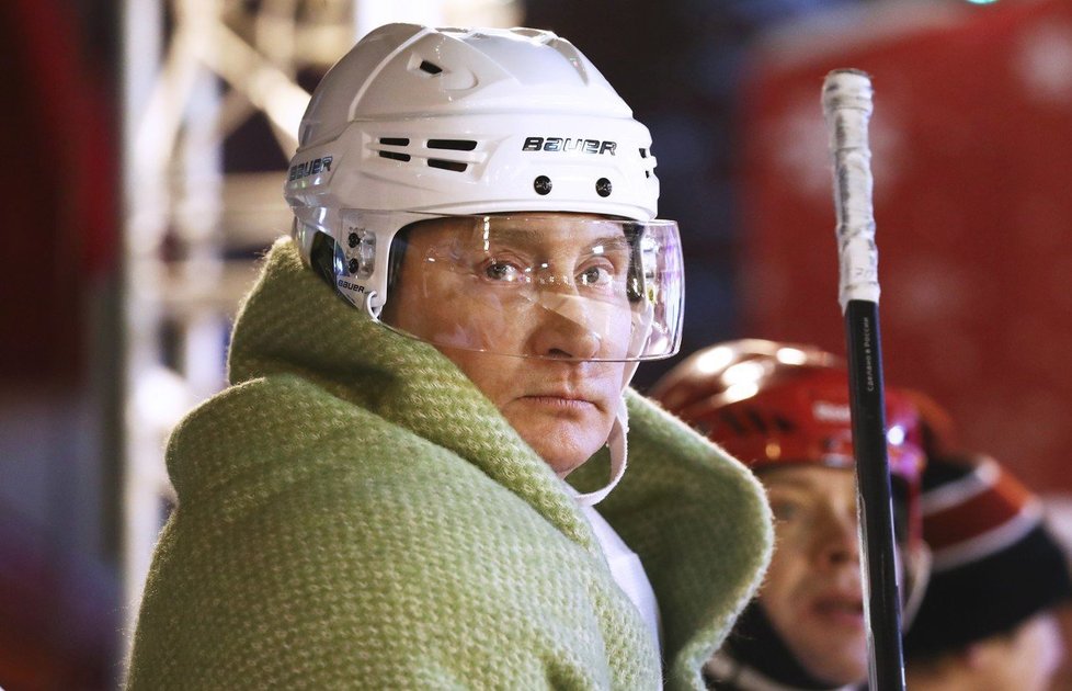 Zimu Putin na hokeji zaháněl čajem a teplou dekou.