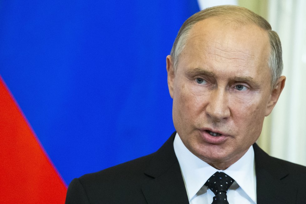 Mluvčí ruského prezidenta Vladimira Putina v pondělí v první reakci Kremlu označil incident s ukrajinskými loděmi, zadrženými u Kerčského průlivu, za „velmi nebezpečnou provokaci, vyžadující zvláštní pozornost a zvláštní vyšetření“.