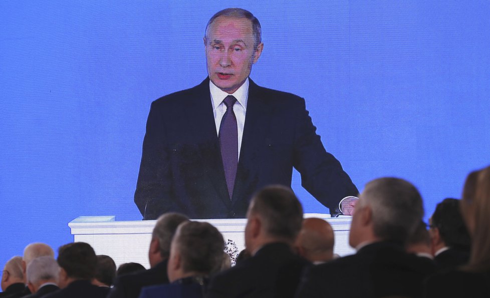 Ruský prezident přednesl projev před svým parlamentem. Kritici ho viní, že řeči využil k vlastní propagandě před volbami.