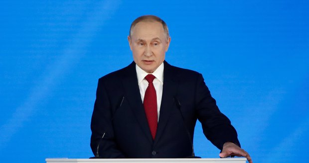 Putin avizoval zvýšení dávek na děti, obědy zdarma i bič na „cizáky“ v politice