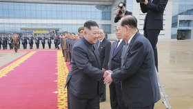 Kim Jong-nam vítal Kim Čong-una po jeho návratu ze summitu v Singapuru.