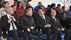 Kim Jong-nam s ruským prezidentem Putinem a panamským prezidentem Juanem Carlosem Varelou (vlevo od Kima).