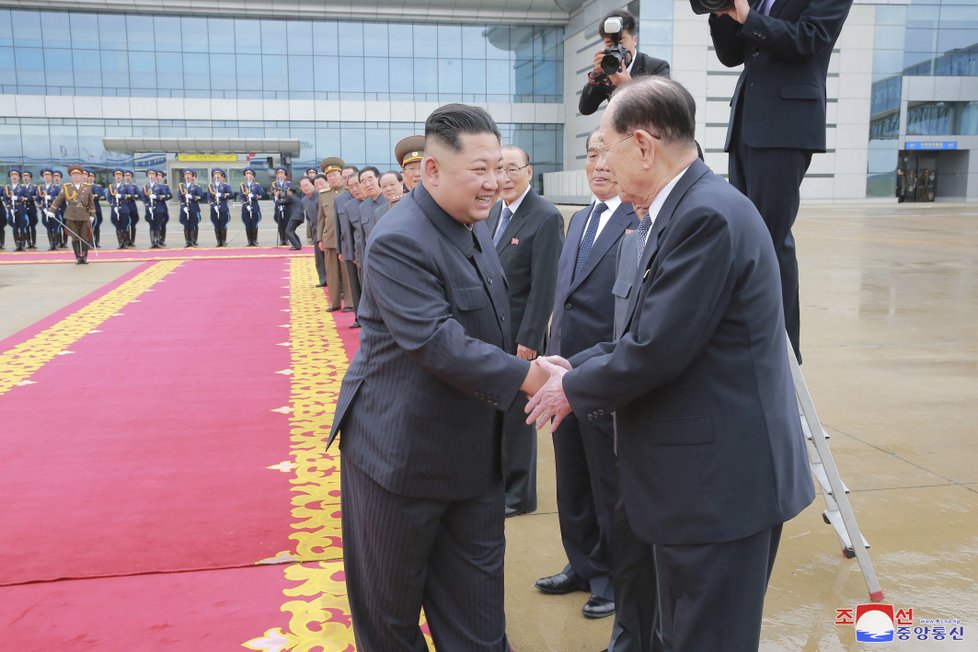 Kim Jong-nam vítal Kim Čong-una po jeho návratu ze summitu v Singapuru.
