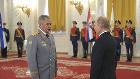 Ruský prezident Vladimir Putin a ministr obrany Sergej Šojgu