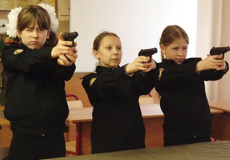 Školačky z vojenské akademie v Moskvě.