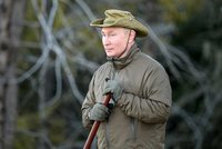 Putin po řádění covidu v jeho okolí: Pózování a rybolov na Sibiři. A konec izolace?