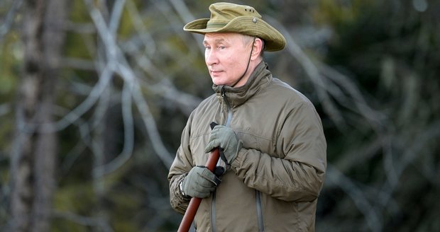 Putin po řádění covidu v jeho okolí: Pózování a rybolov na Sibiři. A konec izolace?