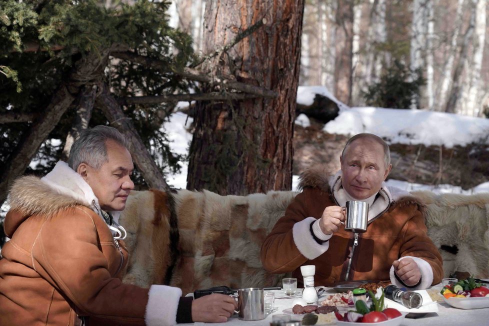 Ruský prezident Vladimir Putin a ministr obrany Sergej Šojgu na Sibiři, (22.03.2020).