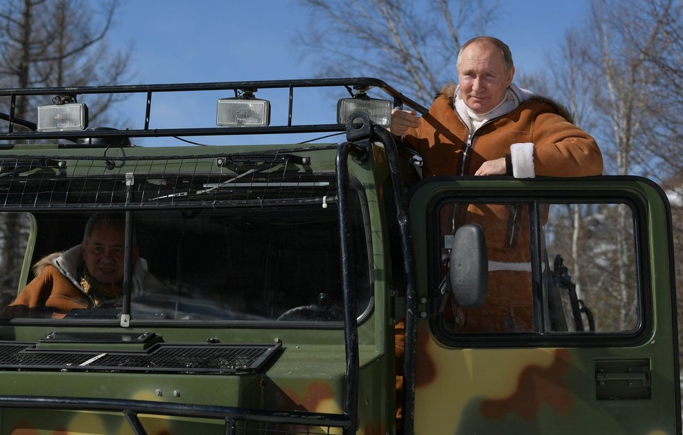 Ruský prezident Vladimir Putin a ministr obrany Sergej Šojgu na Sibiři, (22.03.2020).
