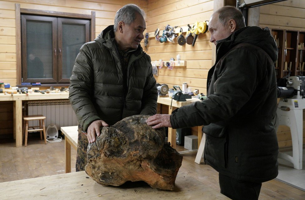 Ruský prezident Vladimir Putin a ministr obrany Sergej Šojgu na Sibiři, (22.03.2020).