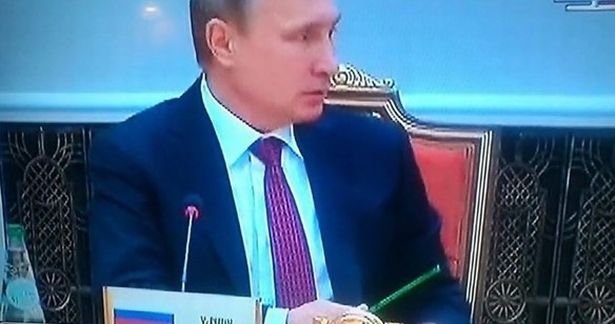 Ruský prezident Vladimir Putin měl během mírových jednání v roce 2015 zlostí zlomit tužku.