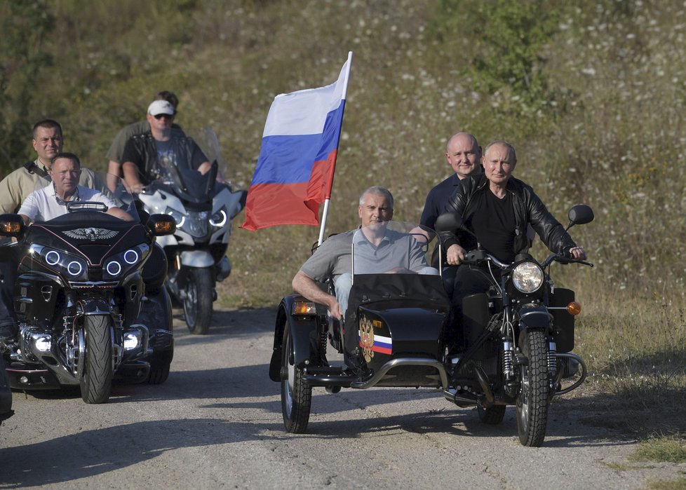 Prezident Putin na projížďce s Nočními vlky.