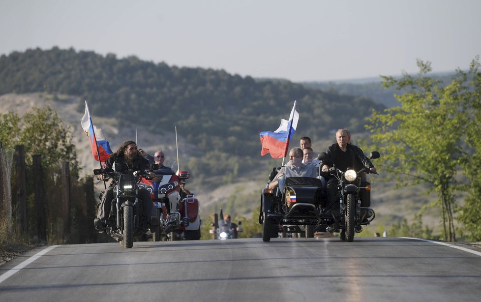 Prezident Putin na projížďce s Nočními vlky.