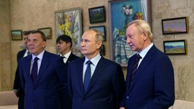 Ruský prezident Vladimir Putin na schůzce bez roušky