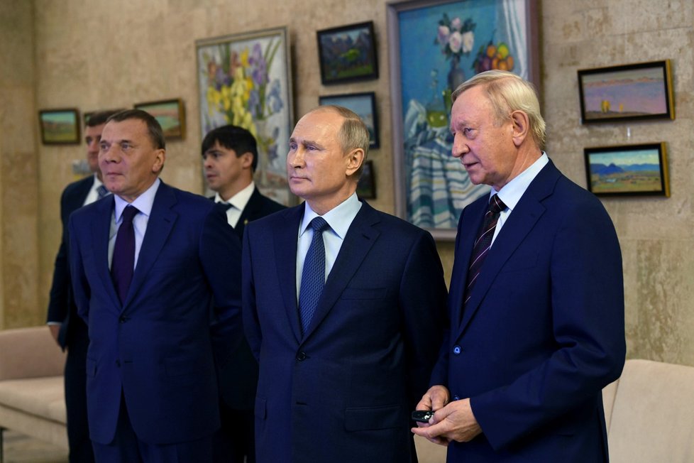 Ruský prezident Vladimir Putin na schůzce bez roušky
