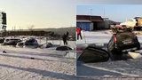 Rybaření na ledu skončilo katastrofou: Obleva poslala ke dnu desítky aut!