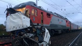 Vlak a autobus se srazily východně od Moskvy, 16 mrtvých.