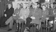 Ustavující shromáždění Výboru pro osvobození národů Ruska v Praze v listopadu 1944. V první řadě sedí mimo jiné předseda protektorátní vlády Jaroslav Krejčí (úplně vlevo) či říšský protektor Wilhelm Frick (vedle Vlasova).