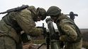 Ruští vojáci zkouší palebnou techniku v Rostově na Donu. Na ukrajinskou hranici je to jen pár desítek kilometrů (22.1.2022)