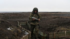 Ruští vojáci zkouší palebnou techniku v Rostově na Donu. Na ukrajinskou hranici je to jen pár desítek kilometrů (22.1.2022)