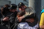 Mladí Rusové se loučí s rodinami a odcházejí do války