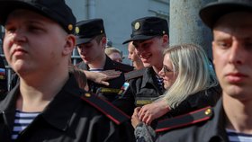 Mladí Rusové se loučí s rodinami a odcházejí do války