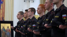 Mladí Rusové se loučí s rodinami a odcházejí do války (23. 5. 2023