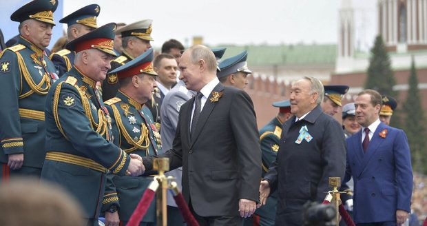 Putin bouřil kvůli „nestydaté lži“ dětem. Do ulic Moskvy vyrazily tanky a tisíce vojáků