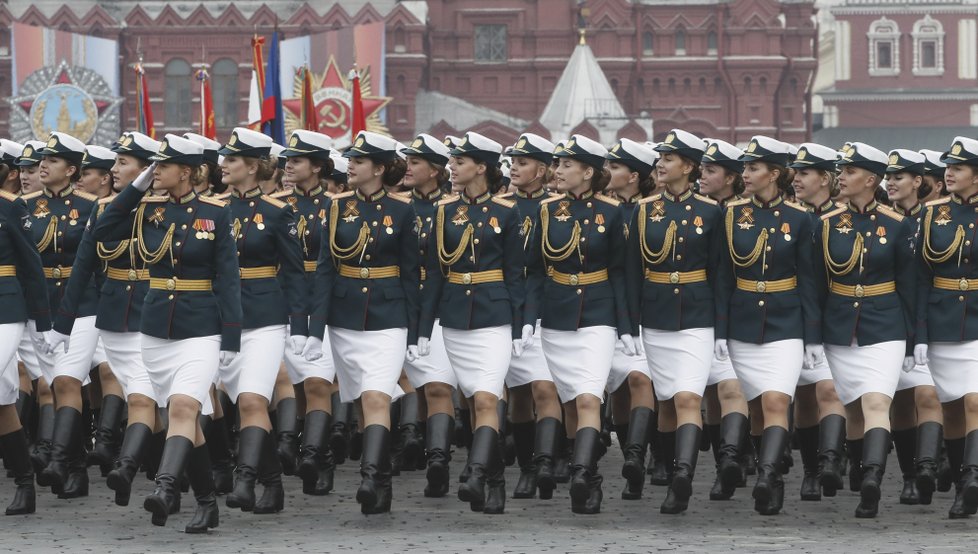 Rusko slaví výročí konce druhé světové války. Na Ruském náměstí v Moskvě se k příležitosti koná tradiční vojenská přehlídka (9.5 2019)