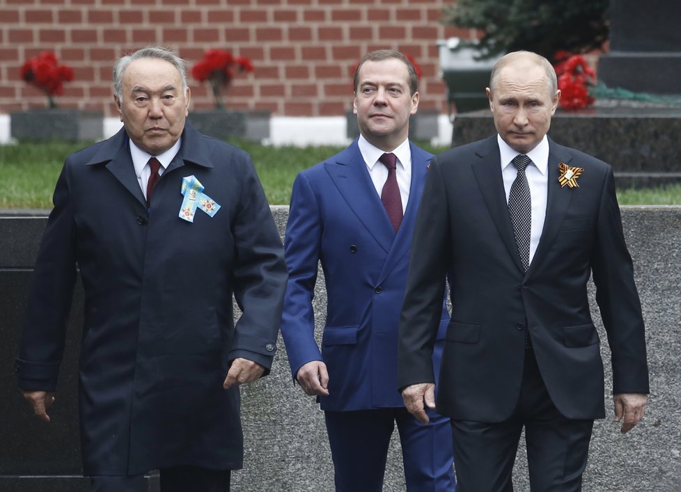 Ruský prezident Vladimir Putin (vpravo) na oslavách konce druhé světové války v Moskvě. Uprostřed premiér Dmitrij Medvědev a vlevo kazachstánský exprezident Nursultan Nazarbajev  (9.5 2019)