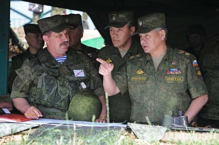 Manévry řídí ministr obrany Sergej Šojgu.