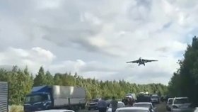 Ruští vojáci trénovali nouzové přistání na rušné dálnici.
