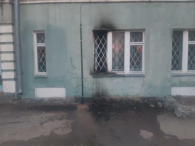 Vojenskou odvodovou kancelář v Pronsku se žhářům zapálit nepodařilo.