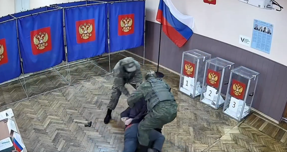 Zásah proti narušování volební místnosti v Rusku (16.3.2024)