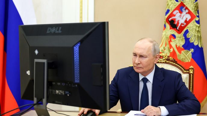 Vladimir Putin hlasoval ve volbách online. Vladimir Putin hlasoval ve volbách online.