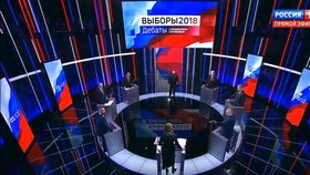 Vzrušené debaty kandidátů na ruského prezidenta se účastnilo sedm mužů a jediná žena. Hlavní favorit voleb - Vladimir Putin - do televizního studia nedorazil