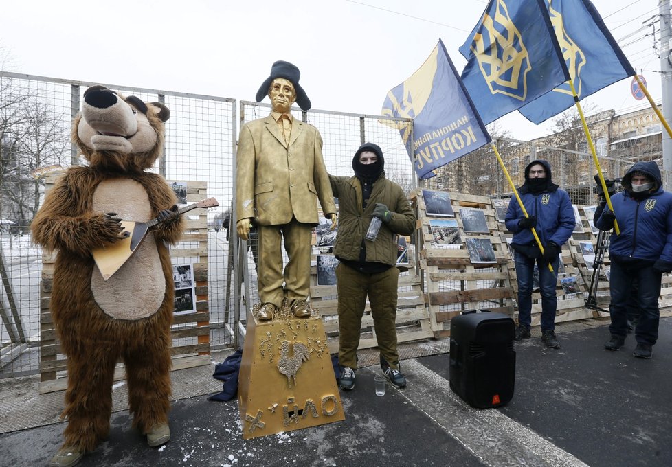 Demonstrace ukrajinských nacionalistů v Kyjevě během ruských prezidentských voleb. V pozadí figurína Putina.