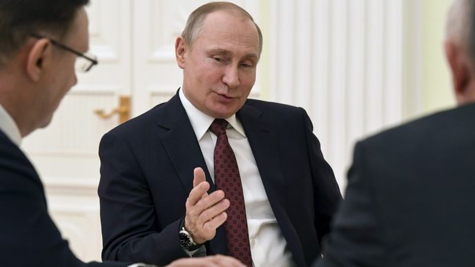 Putin se v Kremlu setkal se sedmi svými soupeři, které v neděli ve volbách porazil.