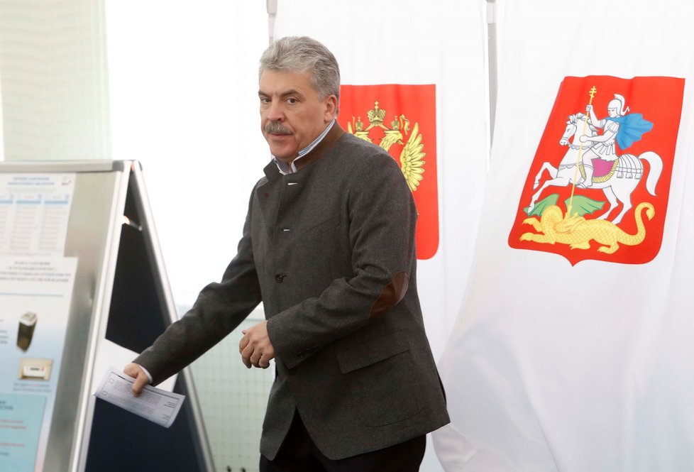 Kandidát Komunistické strany Pavel Grudinin opouští volební místnost